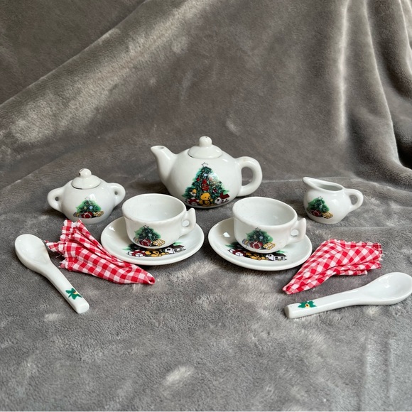 Miniature Wicker basket with Porcelain Tea Set Christmas Tree Teddy Bear Print - Picture 1 of 8